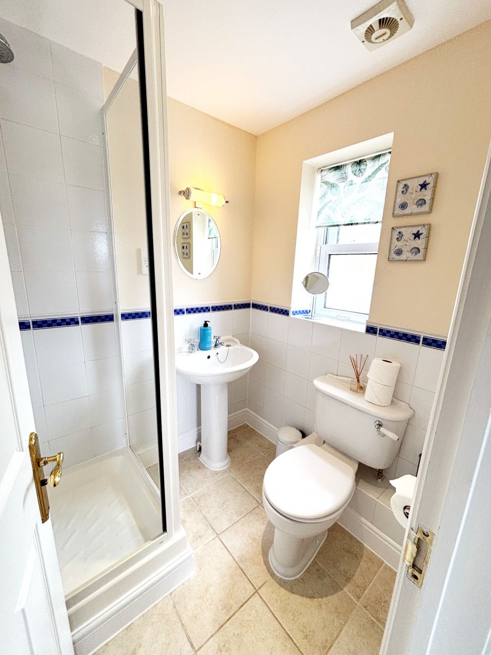 2, The Riviera, Torquay. Ensuite to the main bedroom.