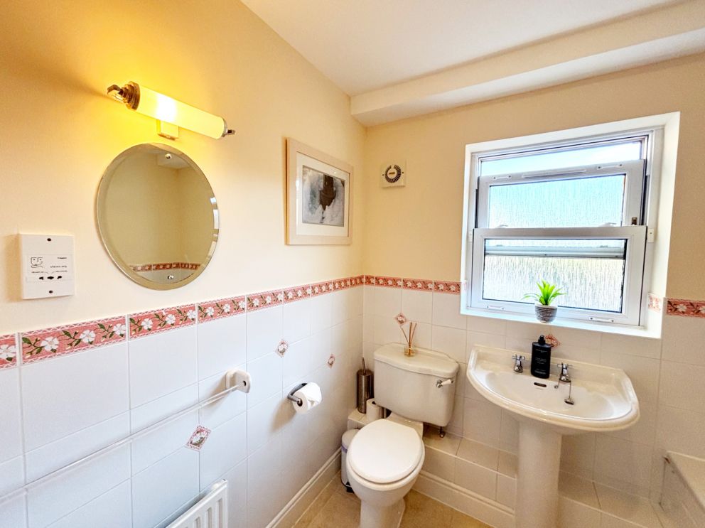 2, The Riviera. First floor family bathroom with bath.