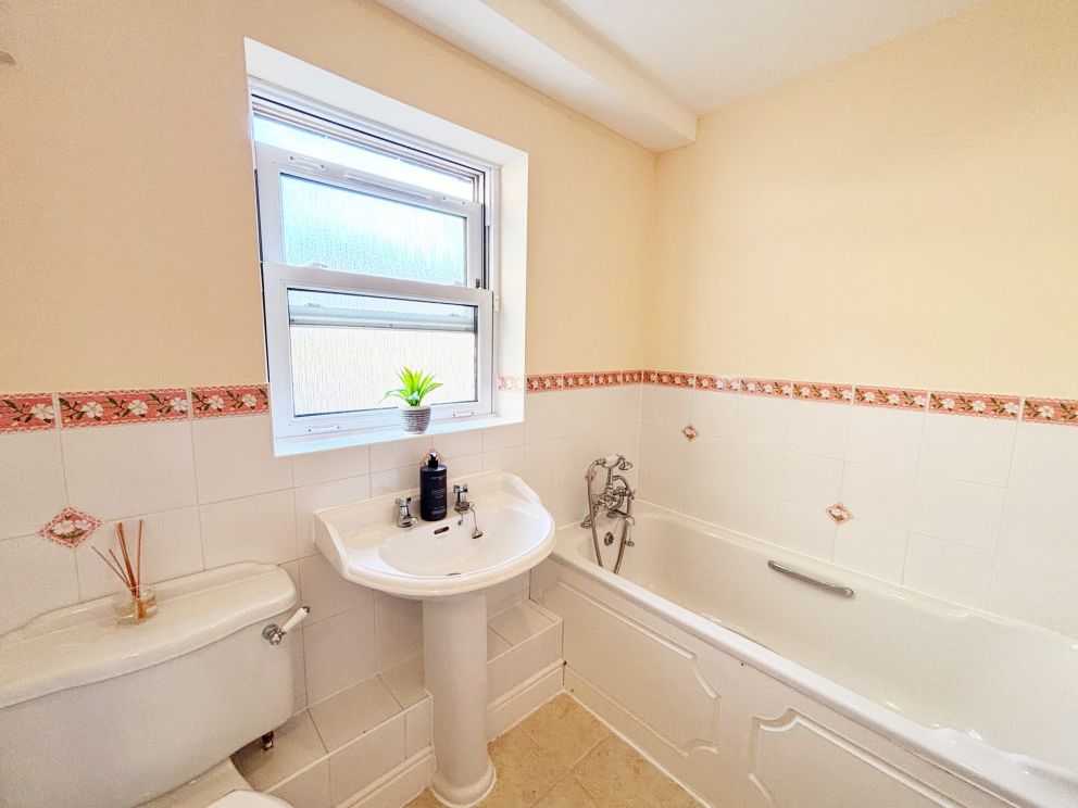 2, The Riviera, Torquay. First floor family bathroom.