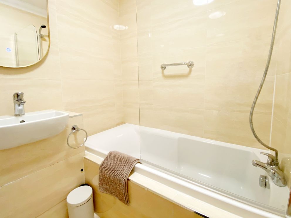 Ensuite bathroom -The Degas Suite at The Corbyn Head Apartments in Torquay