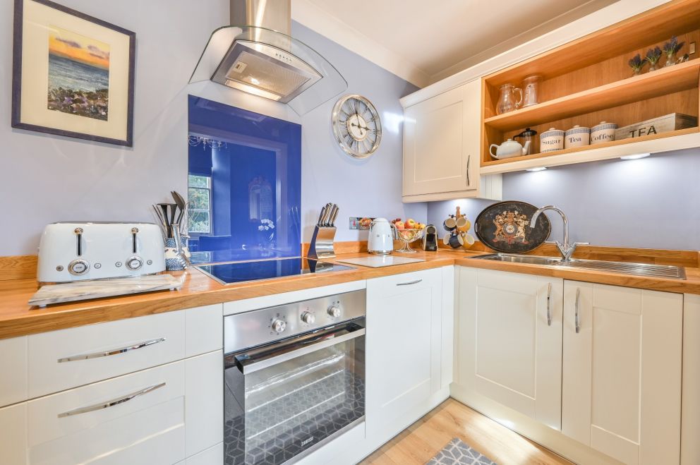 Apartment 4 - Beautiful well equipped kitchen - The Muntham Luxury Holiday Apartments in Torquay.