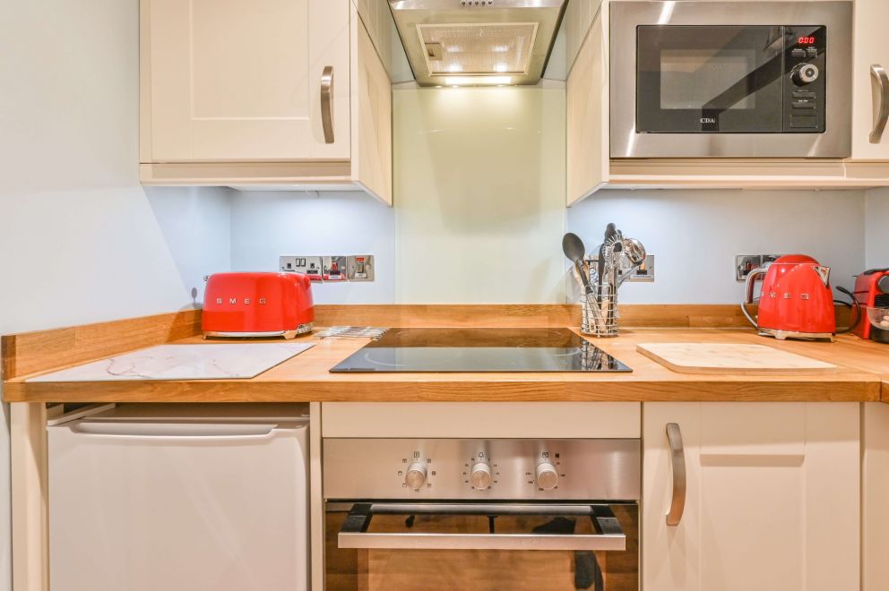 Apartment 6 - with well equipped kitchen. The Muntham Luxury Holiday Apartments in Torquay