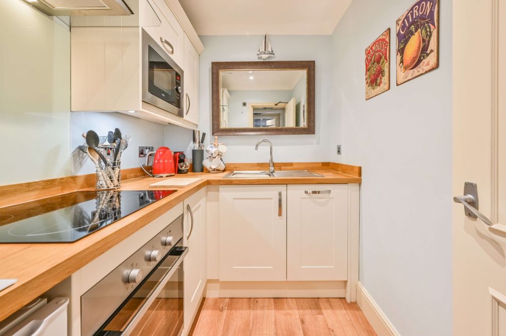 Apartment 6 - Kitchen. The Muntham Holiday Apartments in Torquay