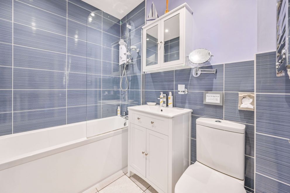 Apartment 6 - Modern Bathroom - The Muntham Luxury Holiday Apartments in Torquay