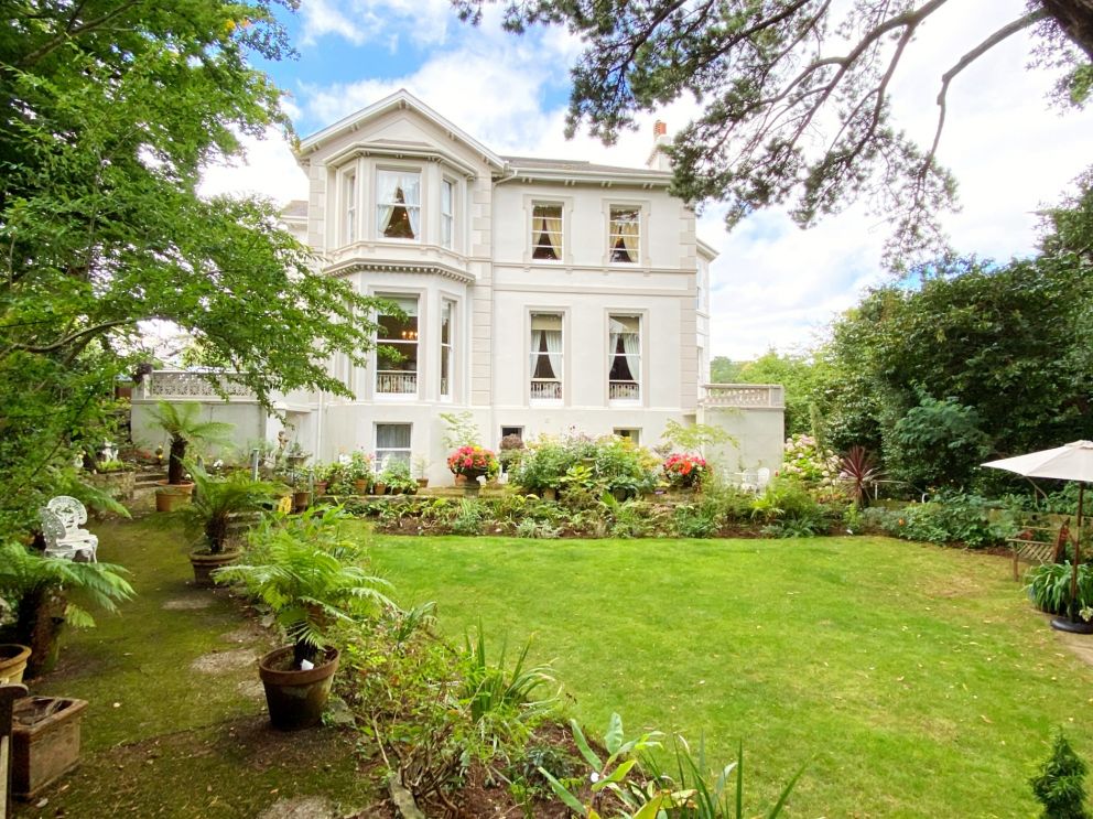 Muntham Luxury self catering holiday apartments in Torquay - surrounded by tranquil tropical gardens