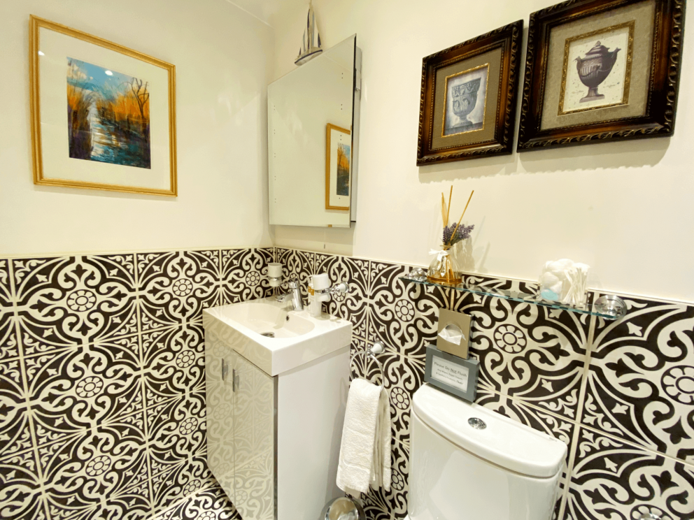 Muntham Apartment 5 - Bathroom.