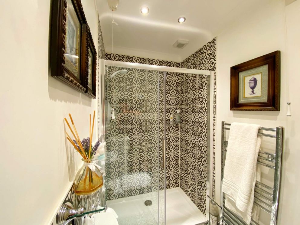 Muntham Apartment 5 - Bathroom.