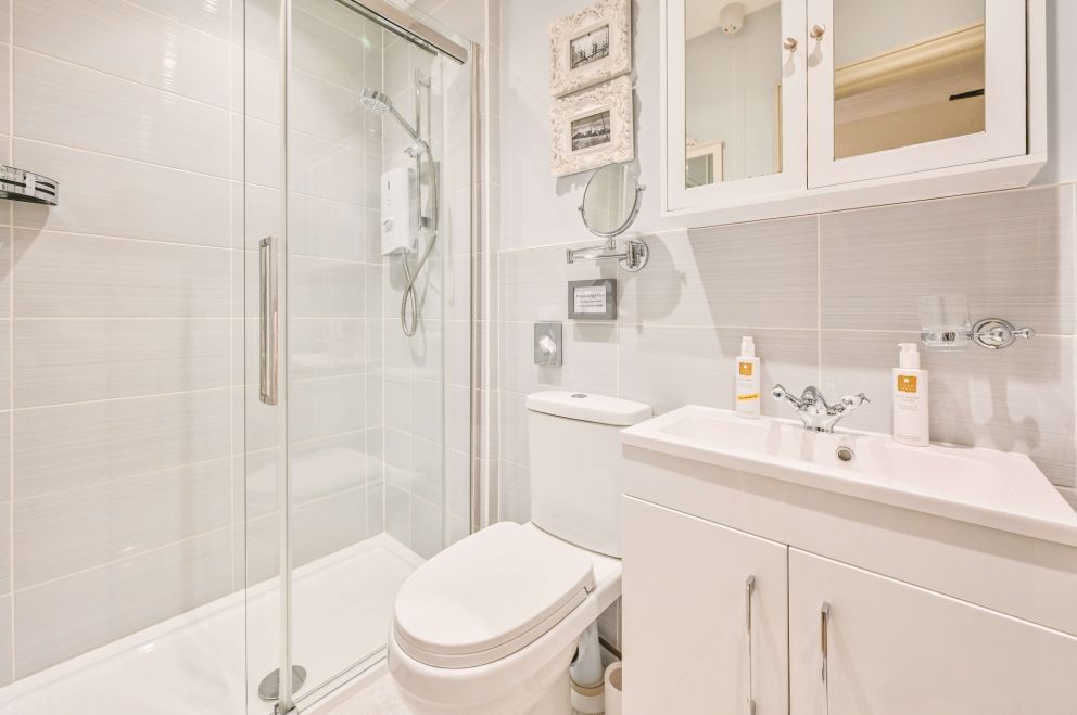 Apartment 7. Studio apartment bathroom. The Muntham Holiday Apartments and Town House.