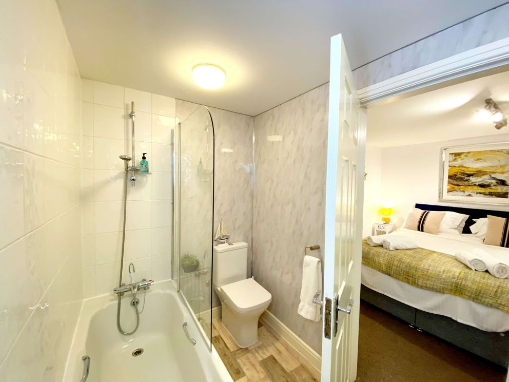 Number 1 Marina Court Torquay - Ensuite to main bedroom