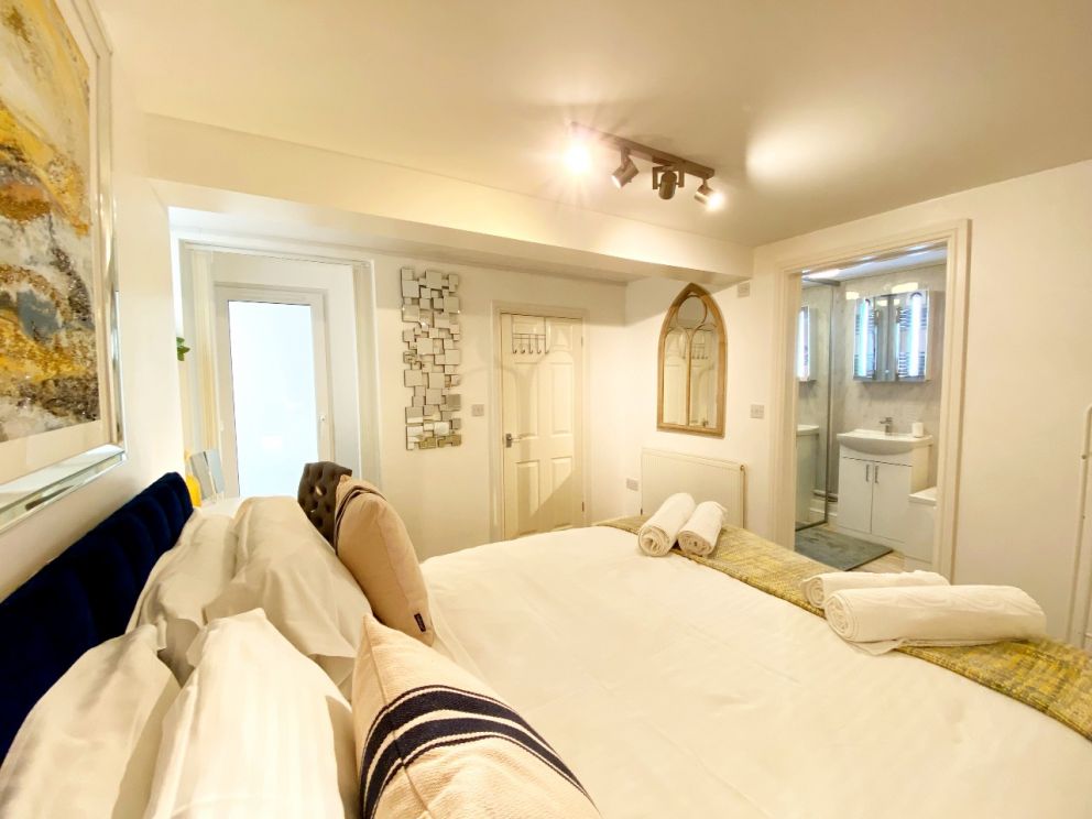 No. 1 Marina Court Torquay - holiday apartment. Main bedroom with ensuite.