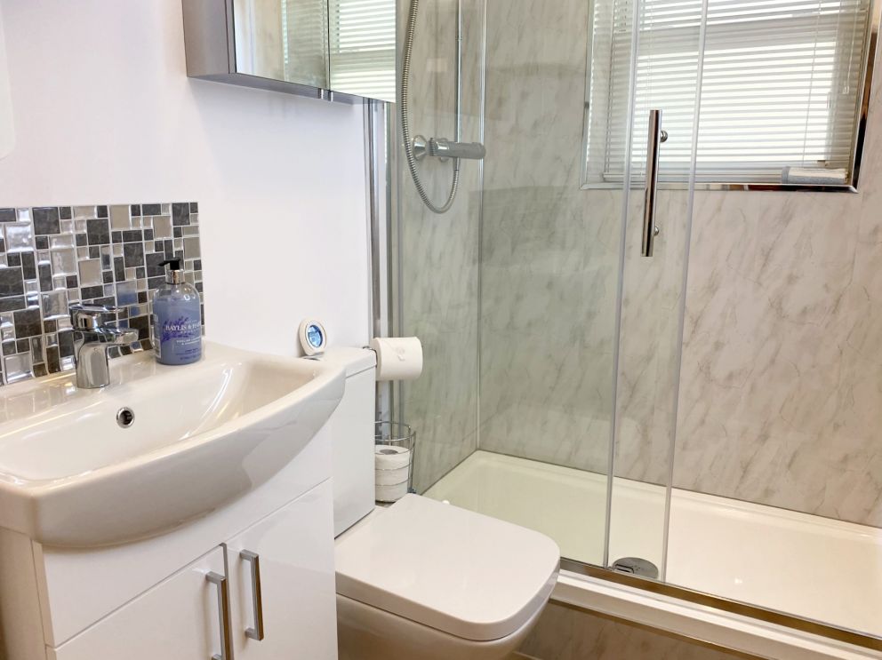 Non ensuite bathroom with shower - No. 1 Marina Court Torquay