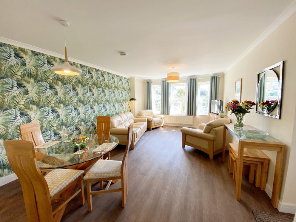 Ockendon House Apartment B - Very spacious and light living room.