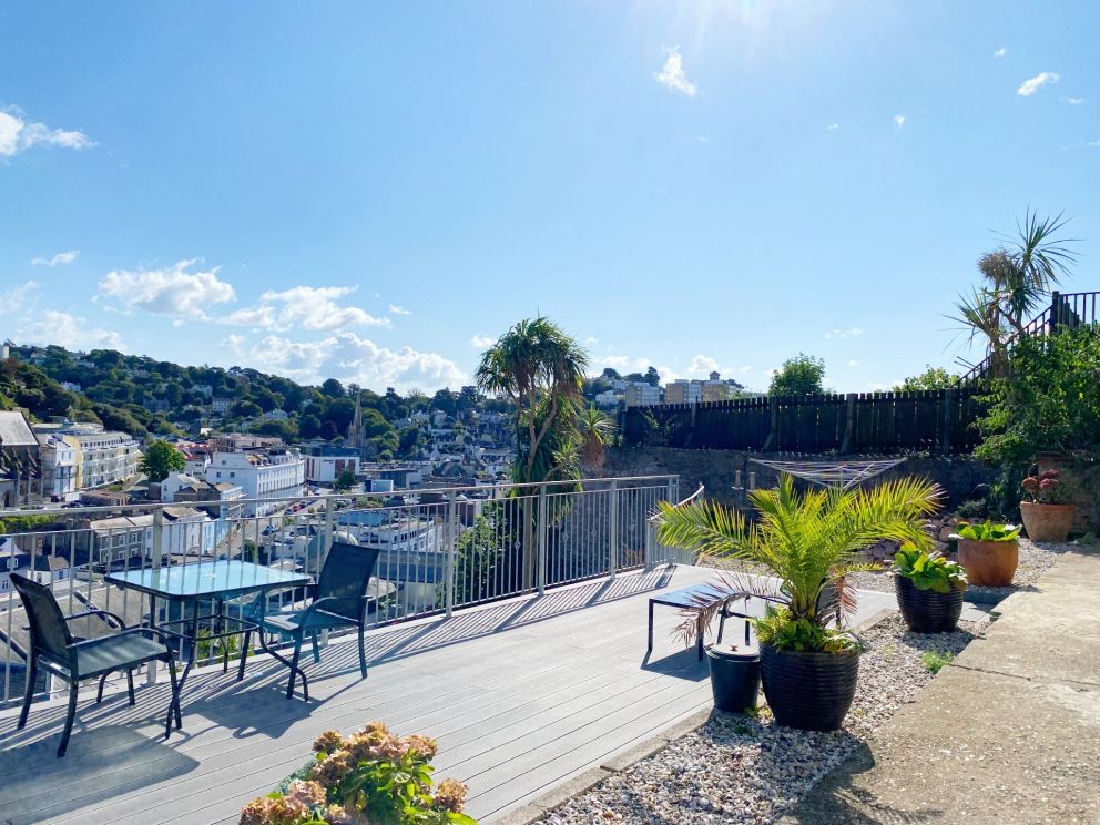 Ockendon House Holiday Apartment - The terrace