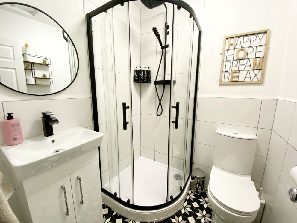 Redcliffe Apartment A, Torquay - family bathroom with shower.
