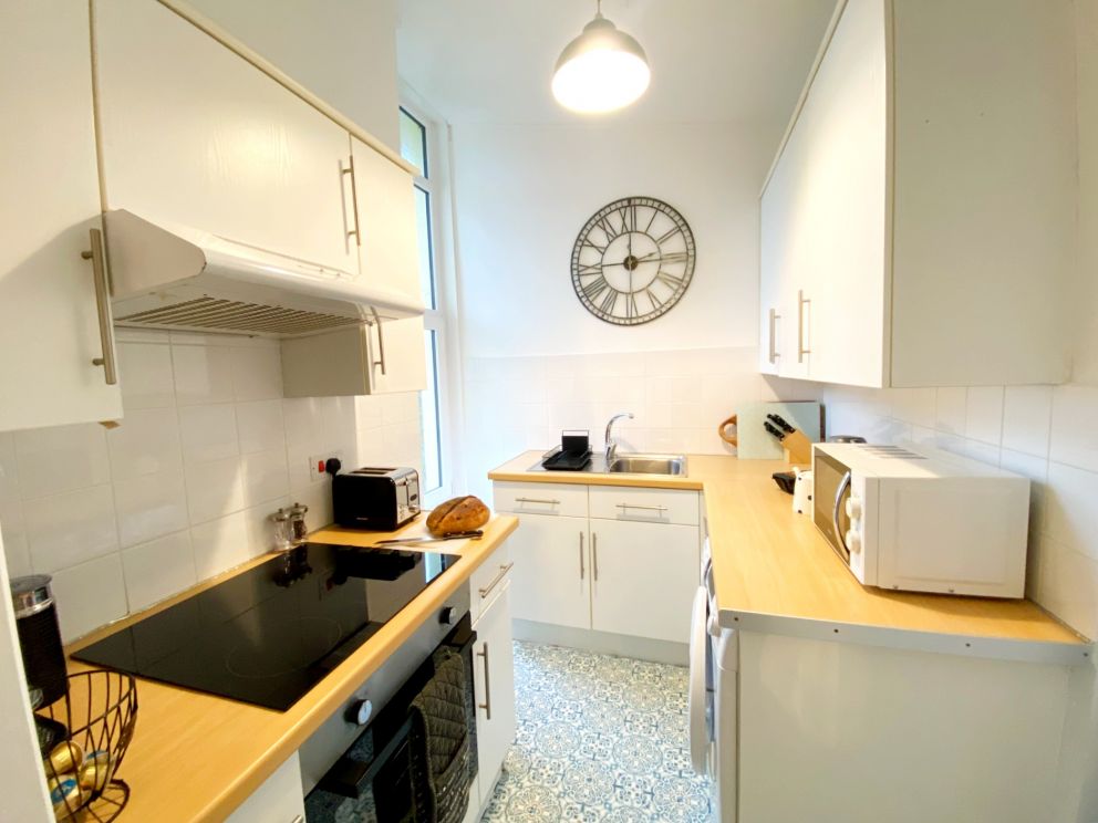 Redcliffe Apartment A, Torquay - well equipped kitchen.