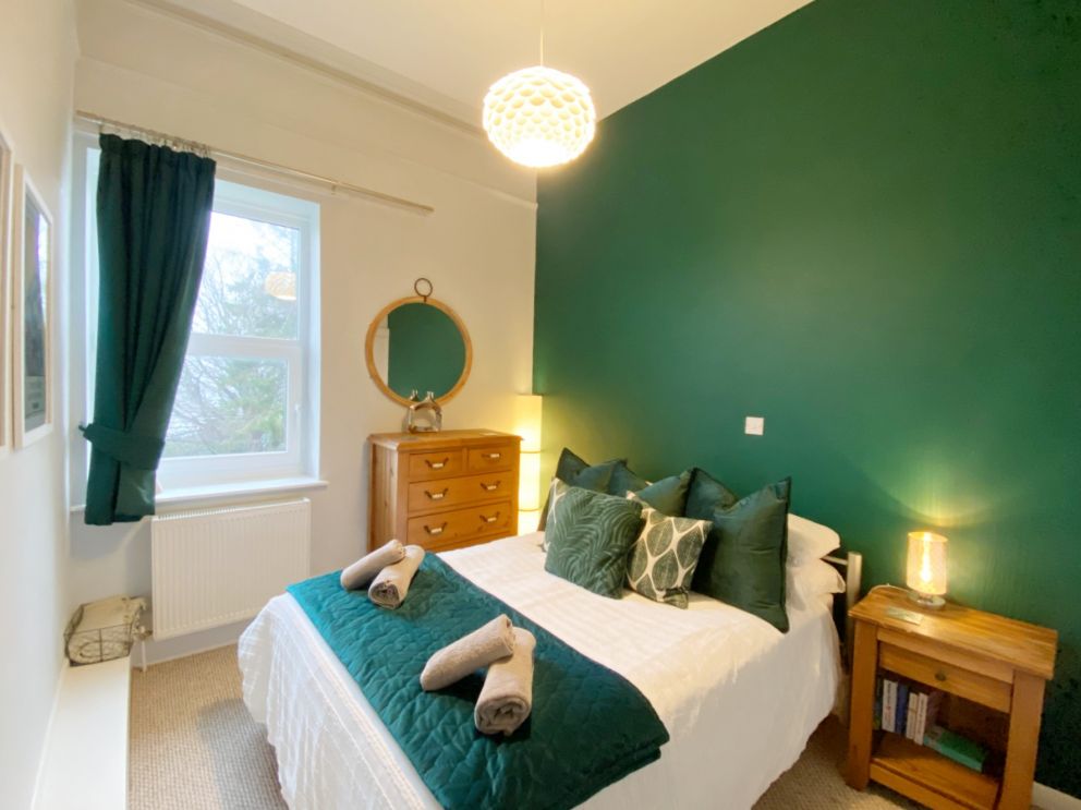 Redcliffe Apartment A, Torquay - Second bedroom with king sized bed.
