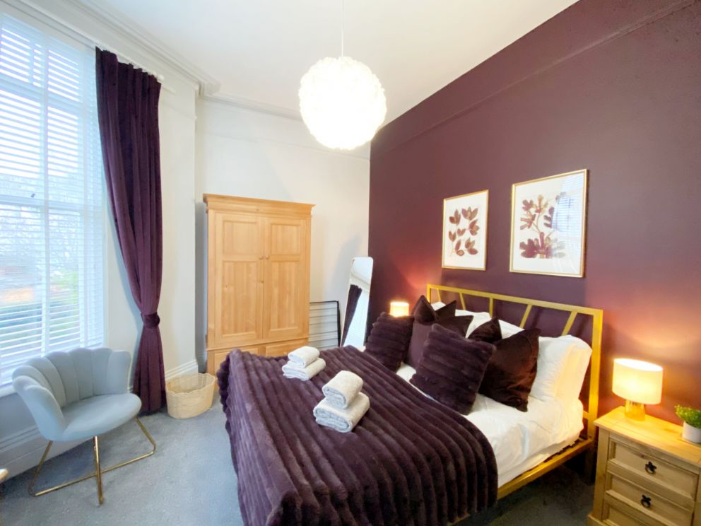 Main bedroom with luxury kings sized bed - Apartment B, Redcliffe Apartments, Torquay.