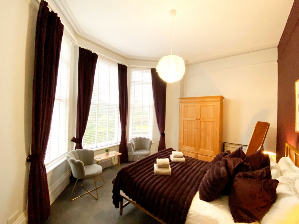 Main bedroom with seating area - Redcliffe Apartment B, Torquay