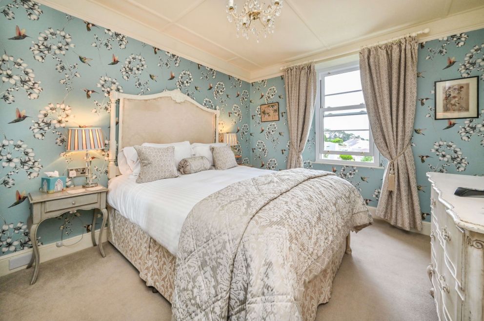 The Main bedroom with king sized luxury bed - The Muntham Town House in Torquay