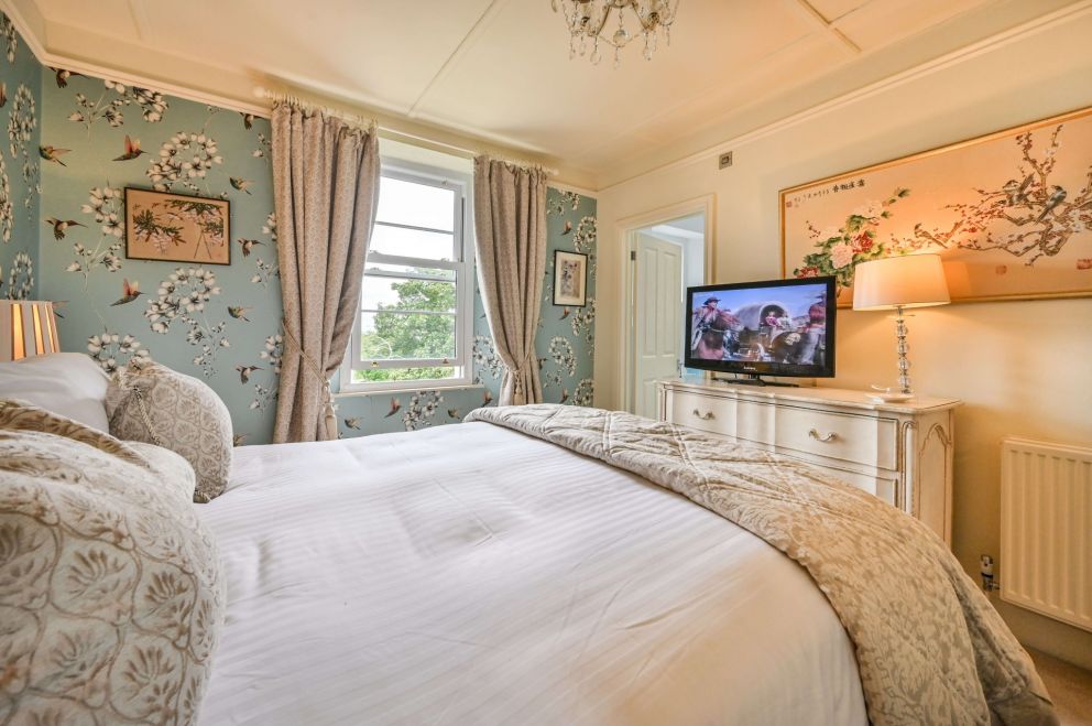 The Main Bedroom with Ensuite - The Muntham Town House in Torquay