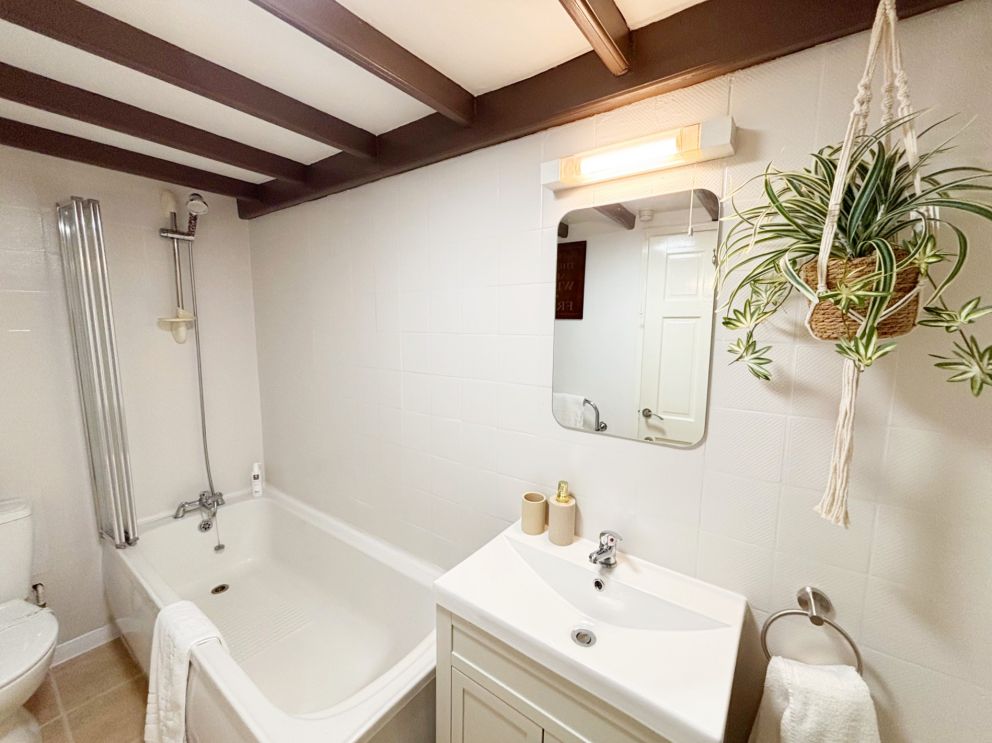 The bathroom at 1 Torwood Gables, Torquay