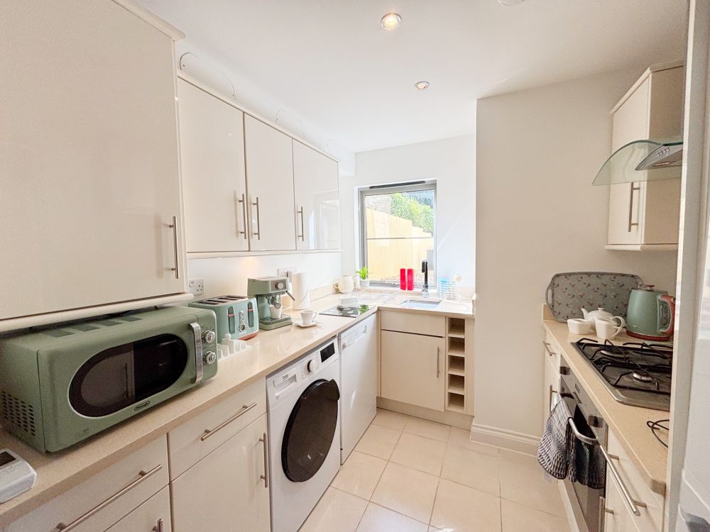 Watermeadows Apartment 6, Torquay - Kitchen