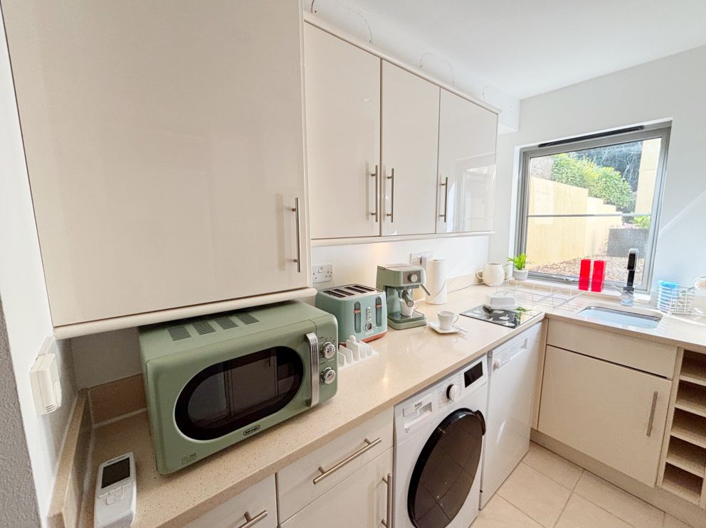 Watermeadows Apartment 6, Torquay - self catering apartment  - kitchen