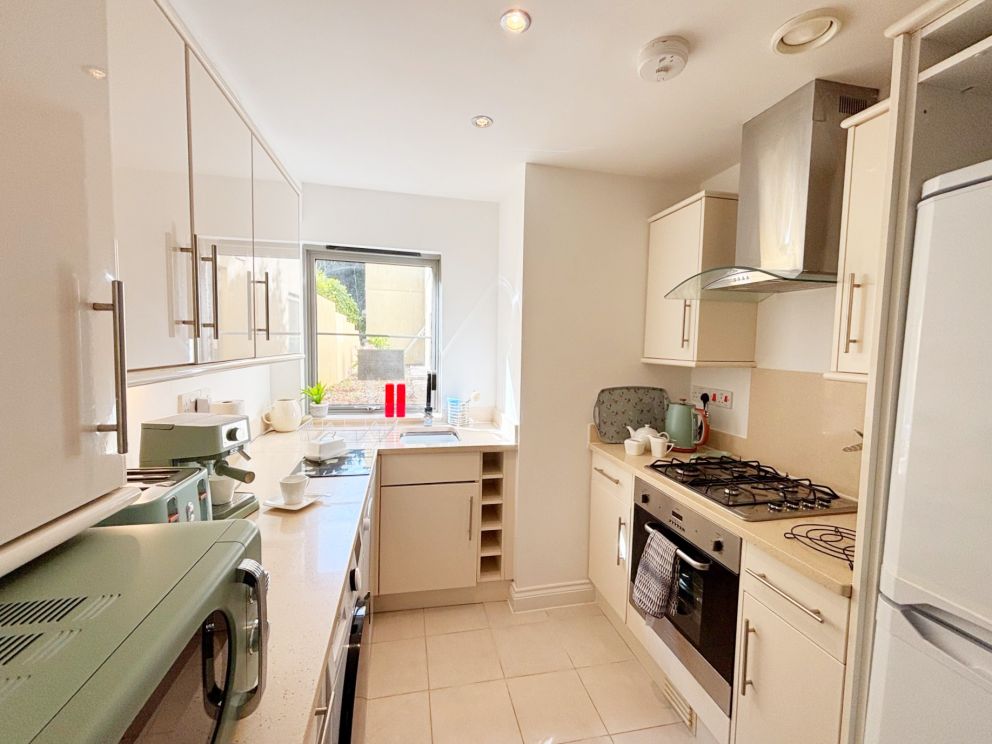 Watermeadows Apartment 6, Torquay - well equipped kitrchen
