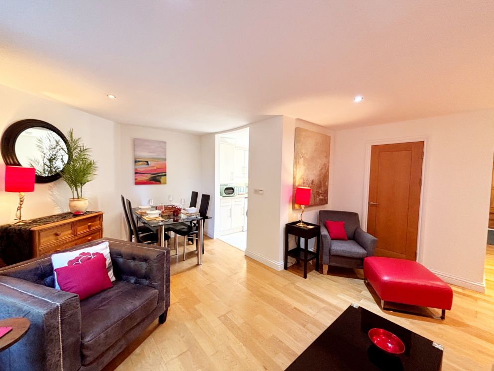 Watermeadows Apartment 6, Torquay - living room