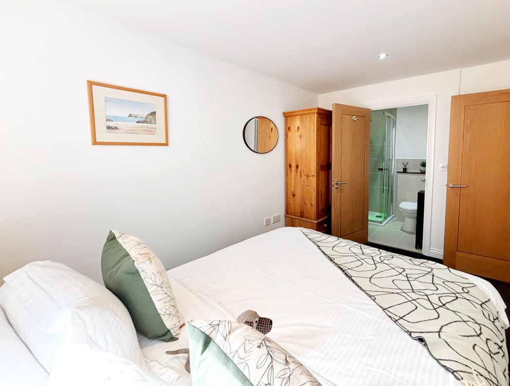 Water meadows, Apartment 6, Torquay - main bedroom with ensuite shower room.
