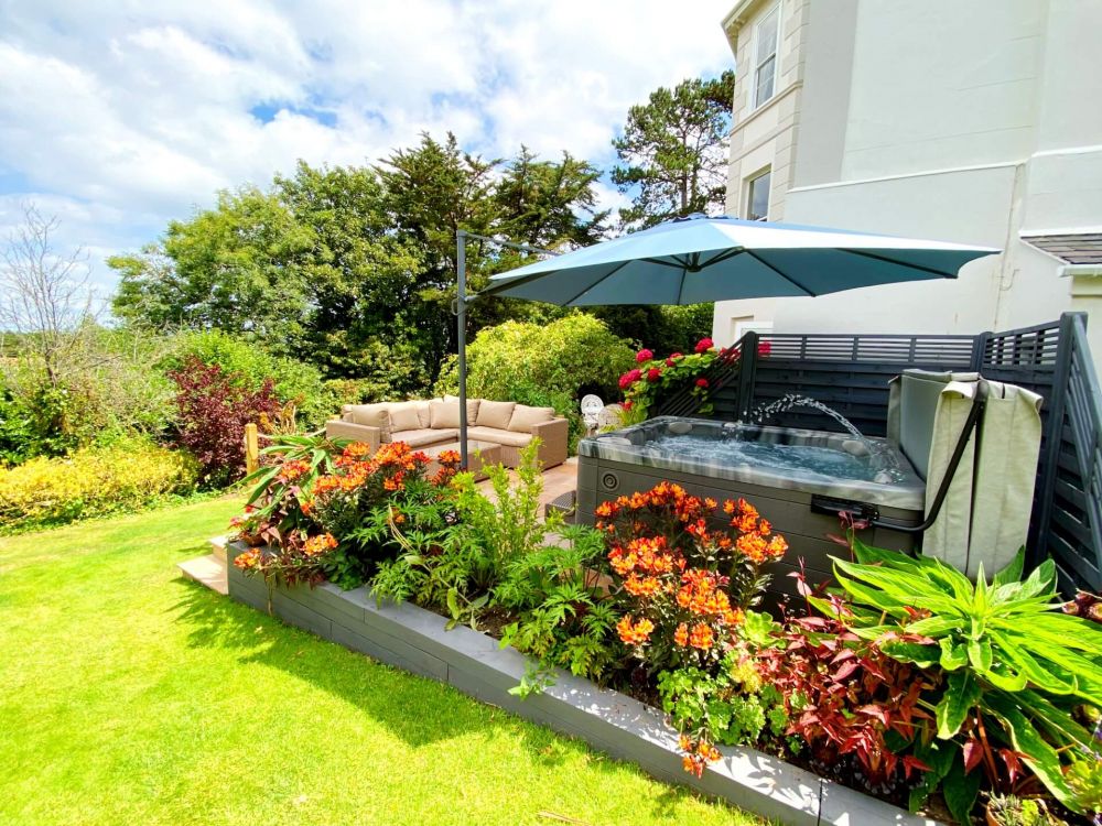 Muntham Town House with Hot Tub