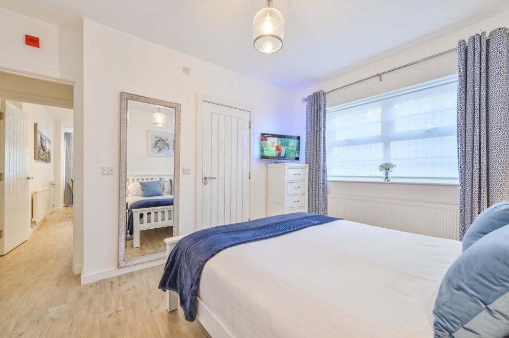 The Ellington Court Holiday Apartment Rental in Torquay - main bedroom with ensuite bathroom.