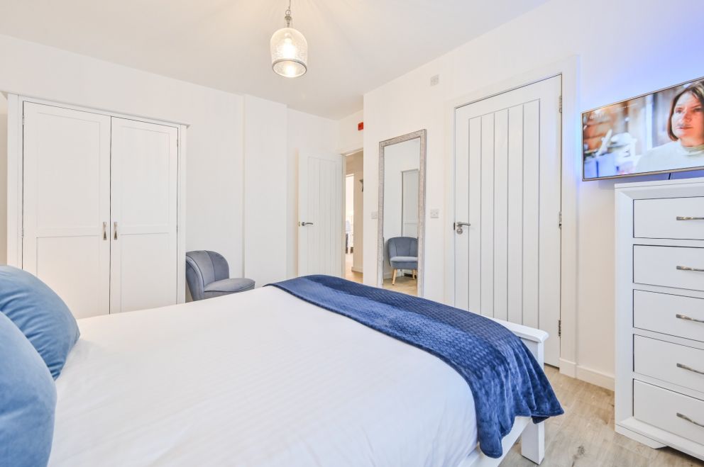 The Ellington Court Apartment in Torquay - main bedroom with plenty of storage.