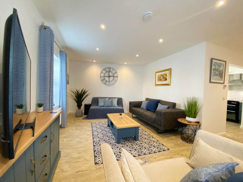 The Ellington Court Apartment - Living Room