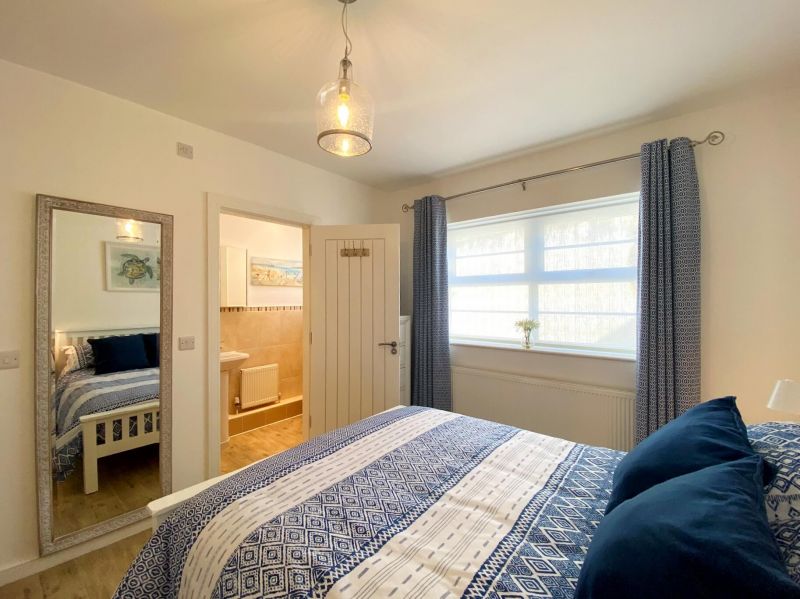 The Ellington Court Apartment - Main Bedroom with Ensuite