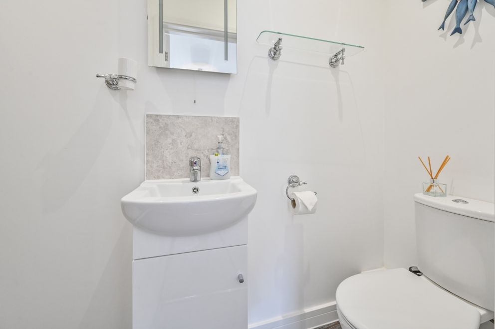 The Falstone Holiday Apartment on The English Riviera - main bedroom ensuite.