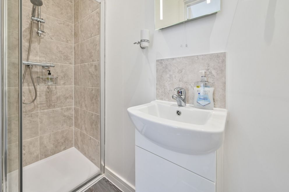 The Falstone Holiday Apartment in Torquay - ensuite bathroom to main bedroom