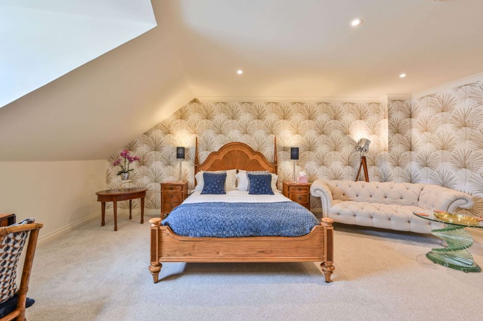 Lisburne Place Town House in Torquay - Spacious Main bedroom Suite