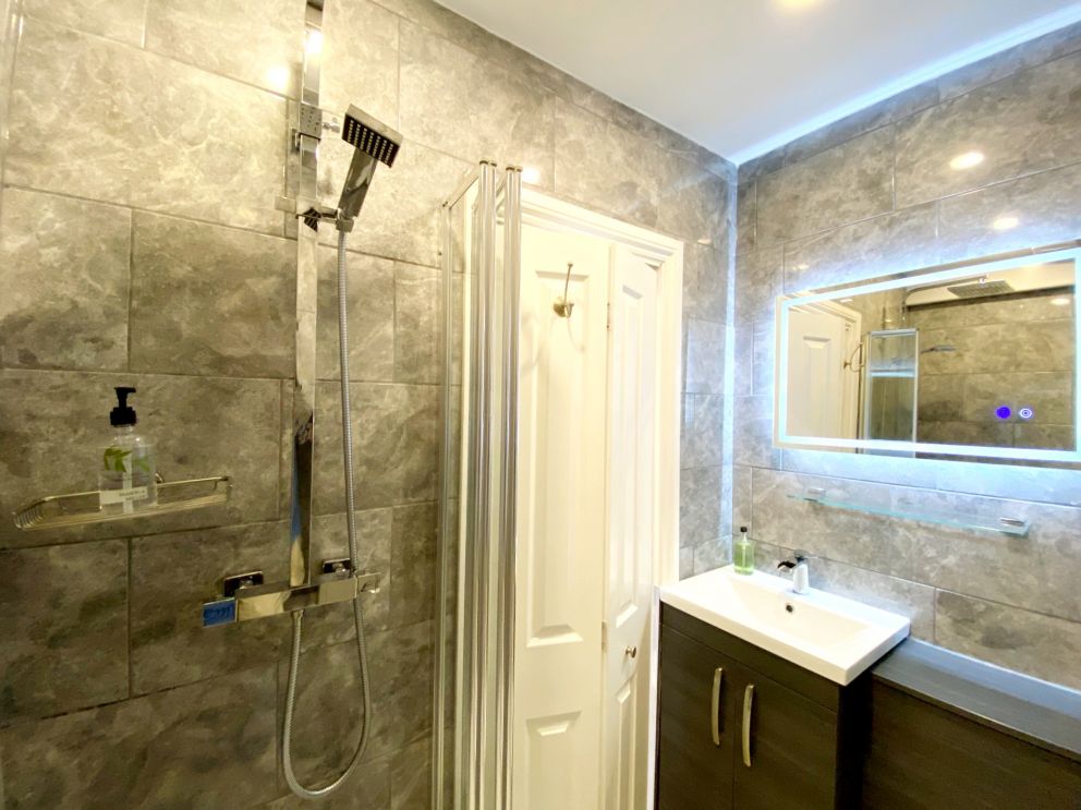 Meadfoot Bay Apartment with shower over bath.