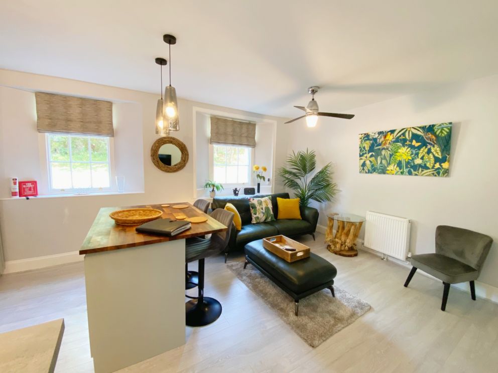 Meadfoot Bay self catering holiday apartment in Torquay - open plan living space.