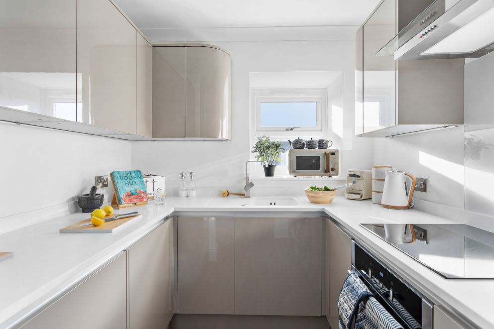 A fantastic kitchen which is perfect for a self catering break in Torquay at Sea View Suite.