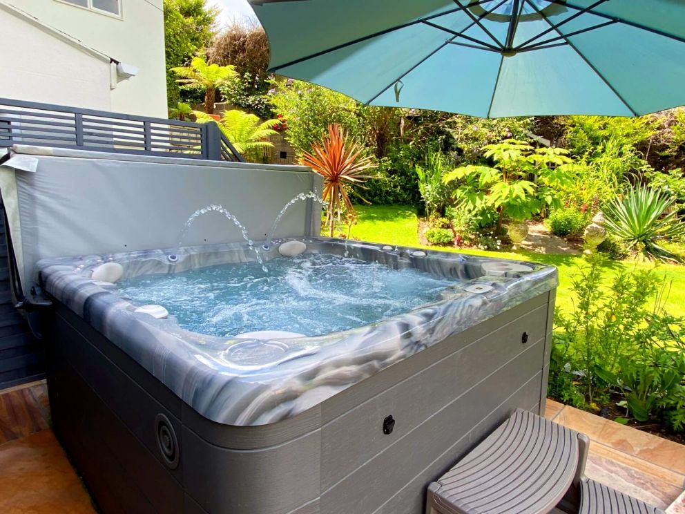 Muntham - Hot Tub